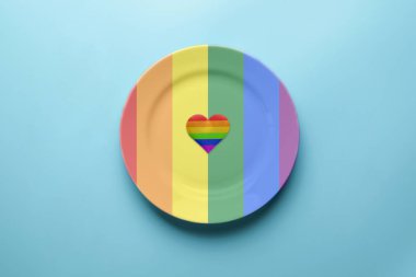 Lgbt bayrak renginde plaka. Gurur bayrağı konsepti. Romantik Lgbt festivali ziyafeti. Kafede yalnız lezbiyen, eşcinsel, biseksüel ya da transseksüel biriyle randevu..