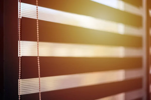 オフィスブラインド。現代のファブリックブラインドを通して日光。オフィス会議室照明範囲制御. — ストック写真
