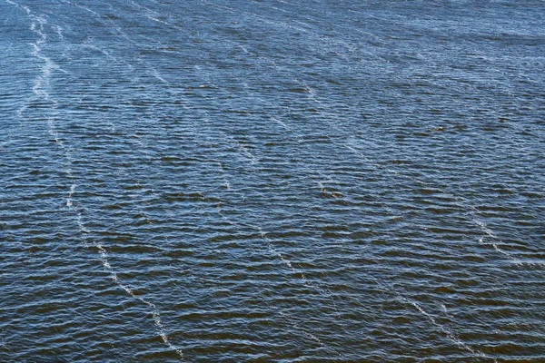 Inquinamento della linea di schiuma nel fiume. Emissioni di petrolio nella fabbrica, inquinamento ambientale. Fiume blu profondo con forte corrente . — Foto Stock