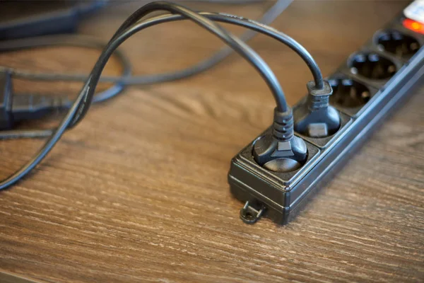 Elektrik güç çubuğuna takılı iki fiş. Comp için güç kaynağı