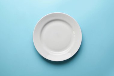 Mavi arkaplanda boş bir plaka, kopyalama alanı. Restoran işi battı. Lüks bir restoranın ziyaretçisi emir bekliyor..