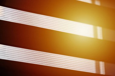 Ofis perdeleri. Günümüz kumaş perdelerinden geçen güneş ışığı. Ofis toplantı odası ışıklandırma aralığı kontrolü.