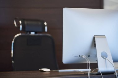 Modern işyeri. Tasarımcı için ofis iş yeri. Üretken çalışma için minimum masaüstü alanı. İşten çıkarma kavramı.