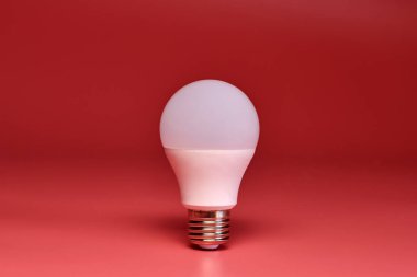 Ampul, kopyalama alanı. Enerji tasarrufu minimal fikir kavramı. Pembe arka plan.
