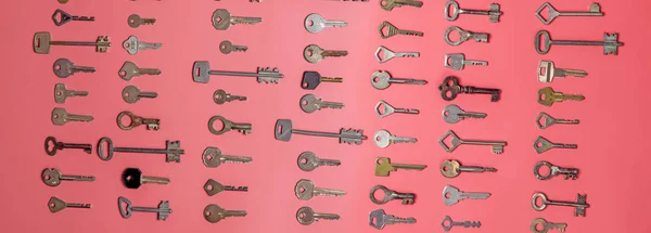 键设置在粉红色背景上。门锁钥匙和保险箱 — 图库照片