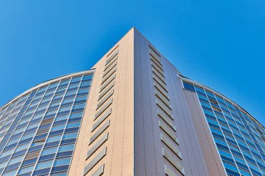 Çok katlı bina cephesi, kopyalama alanı. Fotoğrafçılıkta ritim. Yeni çok katlı cephe, pencereler ve apartman blokları, kapatın. Yüksek binadaki modern daireler. Bakış açısı.