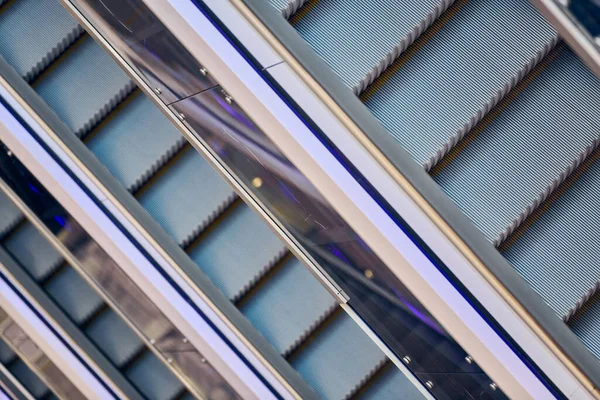 센터에 현대적 에스컬레이터 사무실 지하철역에서 계단을 오르내리는 에스컬레이터 — 스톡 사진