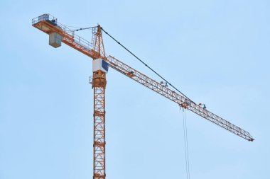 İnşaat vinci bina kompleksi üzerinde çalışıyor. Şehir merkezindeki yeni seçim merkezi. Bütün gece çalışkan..