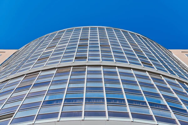 複数階建ての建物のファサード コピースペース 写真におけるリズム 新しいマルチ階建てのファサード 窓やフラットのブロックを閉じます 高層ビルの近代的なアパート 角度の視点 — ストック写真