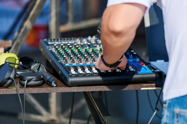 Controlador Mezclador Controlar Música Mano Fiesta Aire Libre Equipo Audio — Foto de Stock