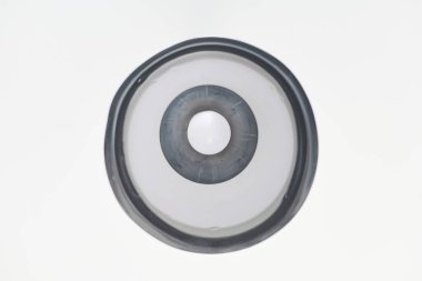 Modern beyaz avize, arka plan çok az. Kiralık dairede tavan lambası ve abajur..