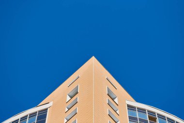 Kiralık çok katlı bina, kopyalama alanı. Çok katlı bir cephe, bir apartman bloğu. Yüksek binadaki yeni modern daireler