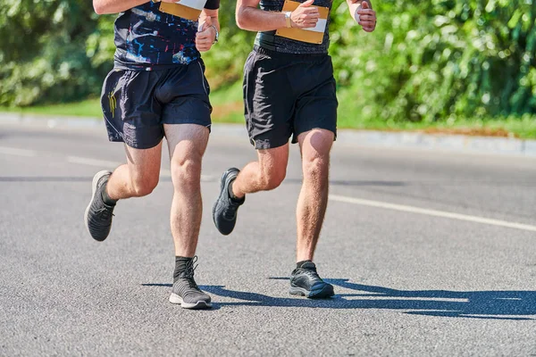 Hombres Corriendo Deportistas Corriendo Ropa Deportiva Carretera Ciudad Estilo Vida — Foto de Stock