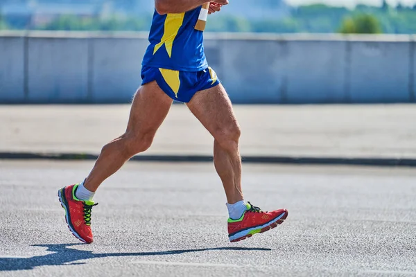 Futó Vénember Öreg Férfi Kocog Városi Úton Egészséges Életmód Fitness — Stock Fotó