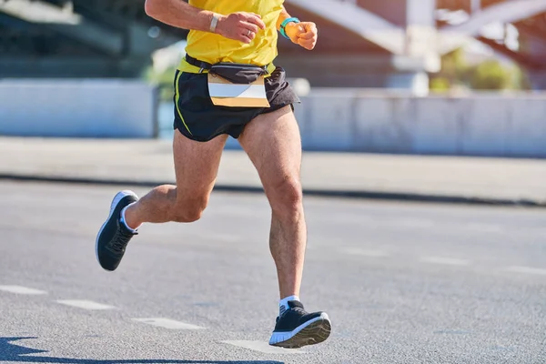 Koşan Adam Şehir Yolunda Spor Kıyafetleriyle Koşan Atletik Bir Adam — Stok fotoğraf