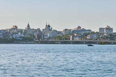 Voronezh, Rusya - 22.08.2019 Voronezh şehir merkezi. Nehrin manzarası. İş merkezleri, dükkanlar ve konut binaları