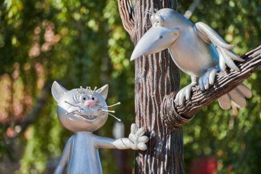 Voronezh, Rusya - 25.08.2019 Lizyukov Caddesi 'nden Kedi Anıtı. Kedi ve karga heykeli, ünlü çizgi filmin onuruna. Metalik ağaç.