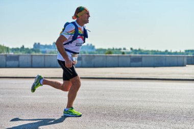 Voronezh, Rusya - 24.08.2019 - genç adam yol boyunca koşar. Koşu maratonu ve şampiyonluk yarışması, fotokopi alanı. Sokak dışarı koşuyor. Sağlıklı spor etkinliği.