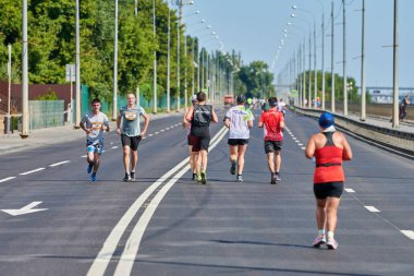 Voronezh, Rusya - 24.08.2019 - Maraton koşucuları şehir yolunda. Koşu yarışması, kopyalama alanı. Sokak dışarı koşuyor. Sağlıklı spor etkinliği.