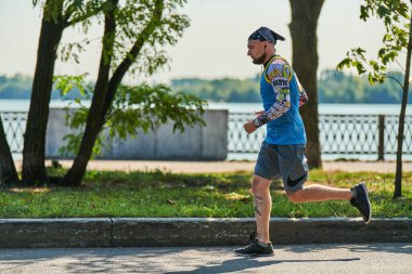 Voronezh, Rusya - 24.08.2019 - genç adam yol boyunca koşar. Koşu maratonu ve şampiyonluk yarışması, fotokopi alanı. Sokak dışarı koşuyor. Sağlıklı spor etkinliği.