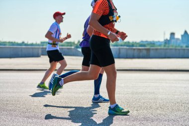 Voronezh, Rusya - 24.08.2019 - Maraton koşucuları şehir yolunda. Koşu yarışması, kopyalama alanı. Sokak dışarı koşuyor. Sağlıklı spor etkinliği.