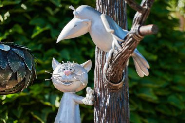 Voronezh, Rusya - 25.08.2019 Lizyukov Caddesi 'nden Kedi Anıtı. Kedi ve karga heykeli, ünlü çizgi filmin onuruna. Metalik ağaç.