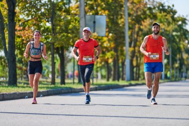 Voronezh, Rusya - 24.08.2019 - Maraton koşucuları şehir yolunda. Koşu yarışması, kopyalama alanı. Sokak dışarı koşuyor. Sağlıklı spor etkinliği.
