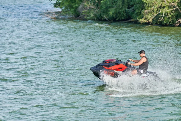 ヴォロネジ ロシア 2019 水上スクーターの男 飛び散って落下する 熱帯の海でのパーソナルウォータークラフトでの夏の休暇 若い男の海の趣味に乗る Pwcスポーツ活動 — ストック写真