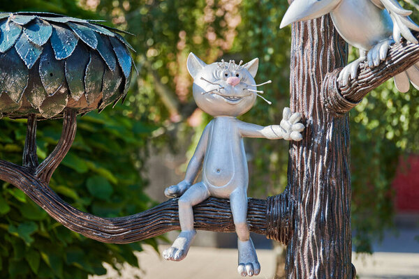 Воронеж, Россия - 25.08.2019 - Памятник Котенку с улицы Лизюкова. Статуя кошки и вороны в честь известного мультфильма. Металлическое дерево
.