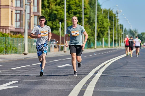 沃罗涅日 Voronezh Russia 2019年8月24日 在城市公路上的马拉松选手 复制空间 街上的短跑 健康体育活动 — 图库照片