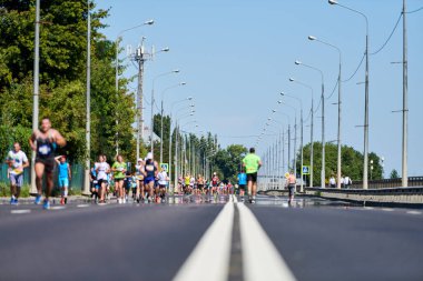 Şehir yolunda maraton koşucuları.