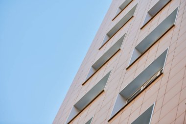 Kiralık çok katlı bina, kopyalama alanı. Çok katlı bir cephe, bir apartman bloğu. Yüksek binadaki yeni modern daireler