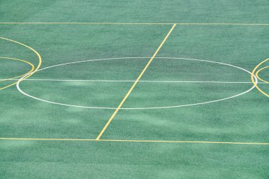 Futbol sahası yapay çimenleri. Farklı sporlar için suni sahası olan spor sahası - futbol, futbol ve topla oynanan diğer maçlar. Bahçede oyun alanı