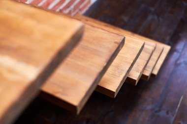 Çatı katındaki merdivenler. Korkuluksuz merdiven. Modern hipster tarzı tavan arası dairesi detayları.