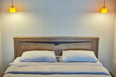 Gece lambalı yatak odası. Lüks dairede rahat bir otel odası. Sıcak, romantik ve samimi bir yatak odası..