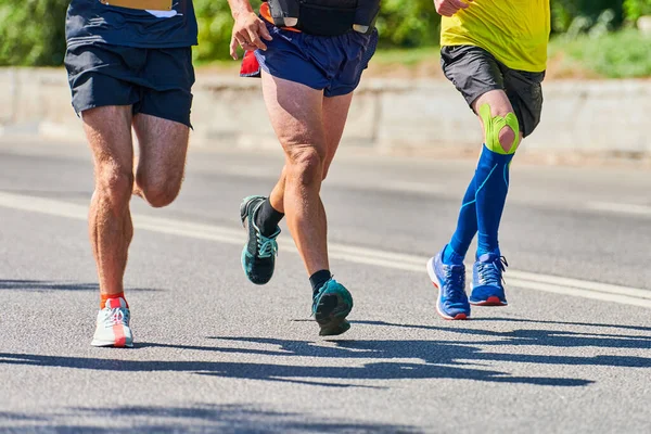 Бегущие Люди Спортивные Мужчины Бегают Спортивной Одежде Городской Дороге Здоровый — стоковое фото