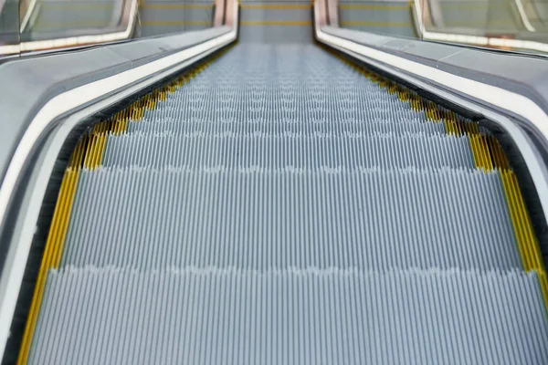 센터에 에스컬레이터 사무실 건물이나 센터나 지하철역의 계단을 오르내리는 에스컬레이터를 — 스톡 사진