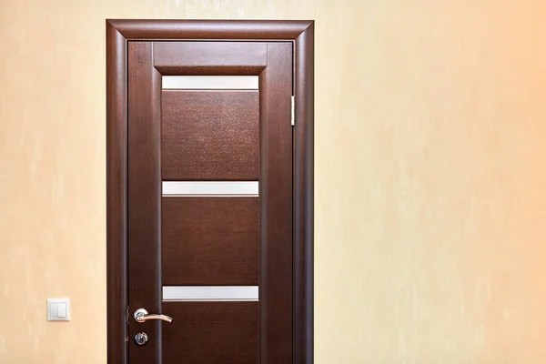 部屋の木製のドア スペースをコピーします 屋内のドアを閉めろ ホテルのアパートへの入り口 — ストック写真