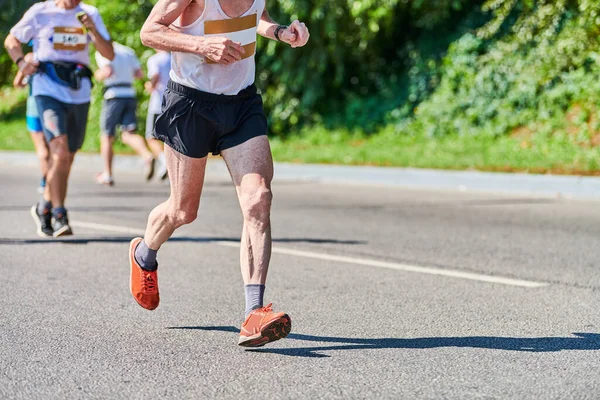 Бегущие Люди Спортивные Мужчины Бегают Спортивной Одежде Городской Дороге Здоровый — стоковое фото