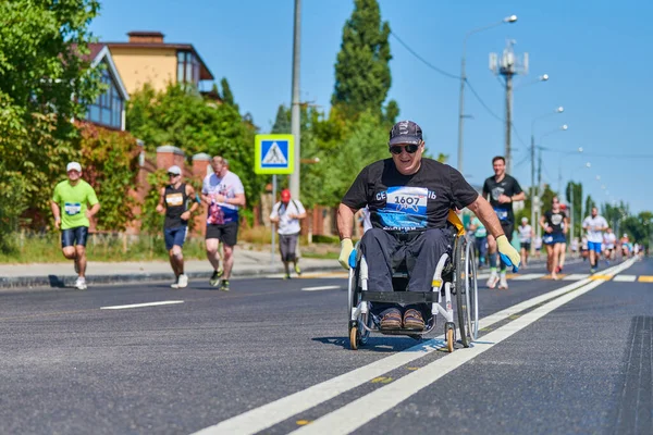 Voronezh Russia 2019 Disabled Man Wheelchair Riding Runners Invalid City — Stock Photo, Image