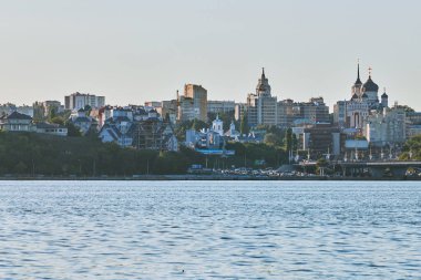 Voronezh, Rusya - 22.08.2019 Voronezh şehir merkezi. Nehrin manzarası. İş merkezleri, dükkanlar ve konut binaları