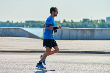 Voronezh, Rusya - 24.08.2019 - genç adam yol boyunca koşar. Koşu maratonu ve şampiyonluk yarışması, fotokopi alanı. Sokak dışarı koşuyor. Sağlıklı spor etkinliği.