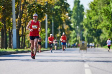 Voronezh, Rusya - 24.08.2019 - Maraton koşucuları şehir yolunda. Koşu yarışması, kopyalama alanı. Sokak dışarı koşuyor. Sağlıklı spor etkinliği.