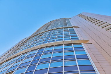 Çok katlı bina cephesi, kopyalama alanı. Fotoğrafçılıkta ritim. Yeni çok katlı cephe, pencereler ve apartman blokları, kapatın. Yüksek binadaki modern daireler. Bakış açısı.