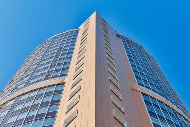 Çok katlı bina cephesi, kopyalama alanı. Fotoğrafçılıkta ritim. Yeni çok katlı cephe, pencereler ve apartman blokları, kapatın. Yüksek binadaki modern daireler. Bakış açısı.