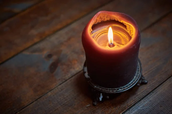 Μεγάλο Κερί Στο Ξύλινο Τραπέζι Καμένο Κερί Κηροπήγιο Vintage Gothic — Φωτογραφία Αρχείου
