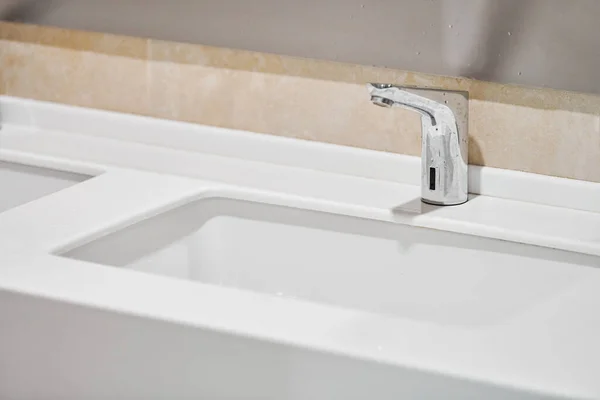 Torneira Interior Banheiro Torneira Água Para Lavar Mãos Conceito Antivírus — Fotografia de Stock