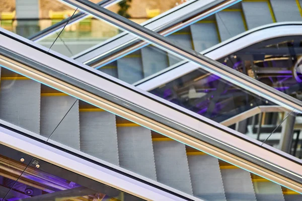 ショッピングセンターの十字型エスカレーター オフィスビル ショッピングモールや地下鉄の駅で空のエスカレーターの階段を上下 — ストック写真