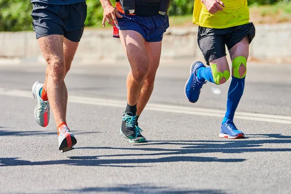 跑步的人运动员们穿着运动服在城市道路上慢跑 健康的生活方式 健身爱好 街头马拉松比赛 户外短跑 — 图库照片
