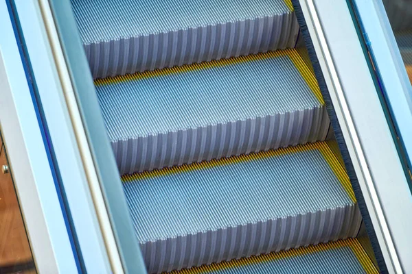 Eskalátory Nákupním Centru Prázdné Pohybující Schodiště Nahoru Dolů Kancelářské Budově — Stock fotografie